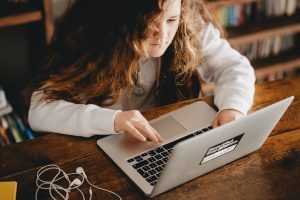 Photo "How to Monitor Your Child’s Screen Time in School Settings"