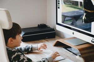 Photo "The Pros and Cons of Online Learning for Kids"